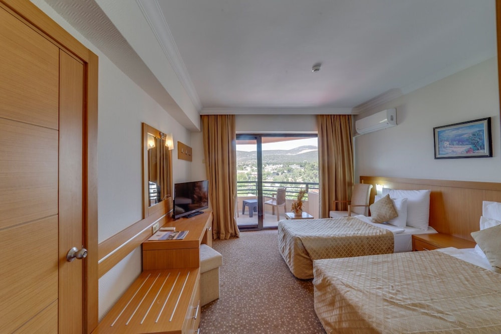 The Holiday Resort Hotel Rezervasyon