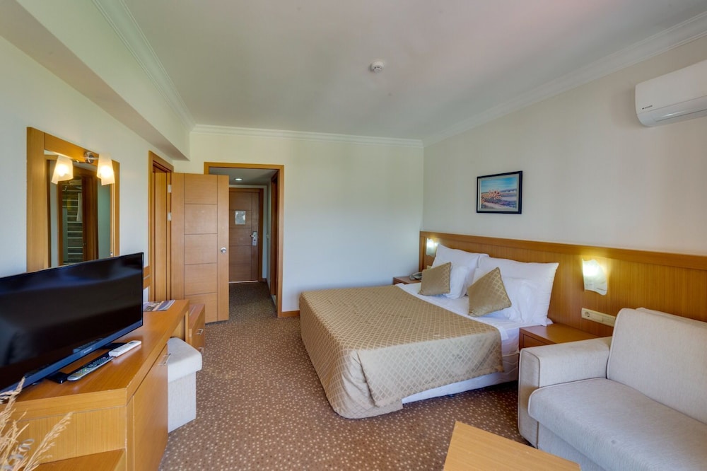 The Holiday Resort Hotel Rezervasyon