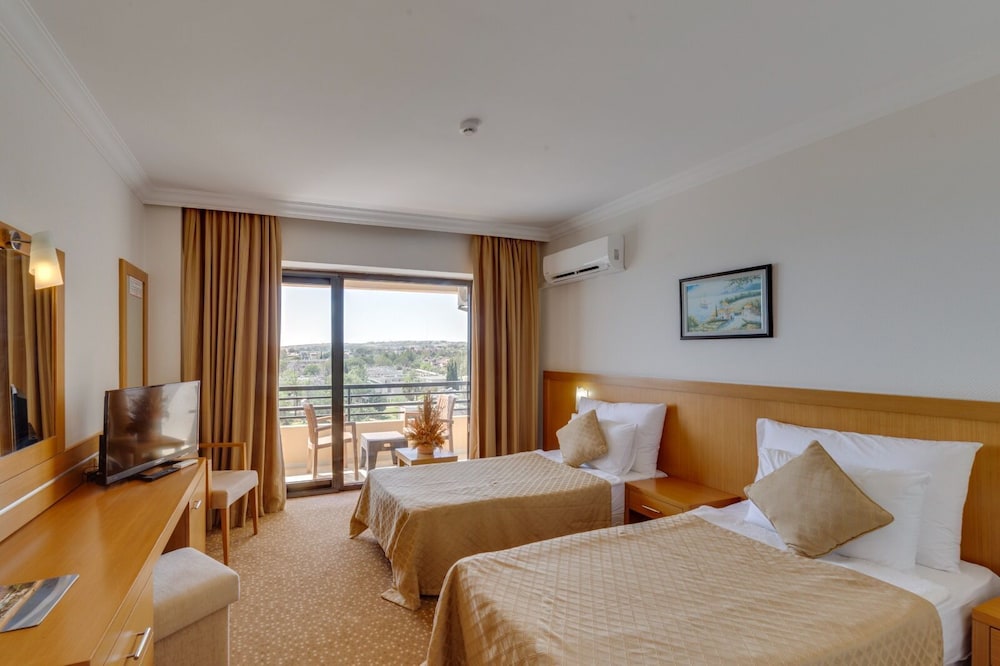 The Holiday Resort Hotel Rezervasyon