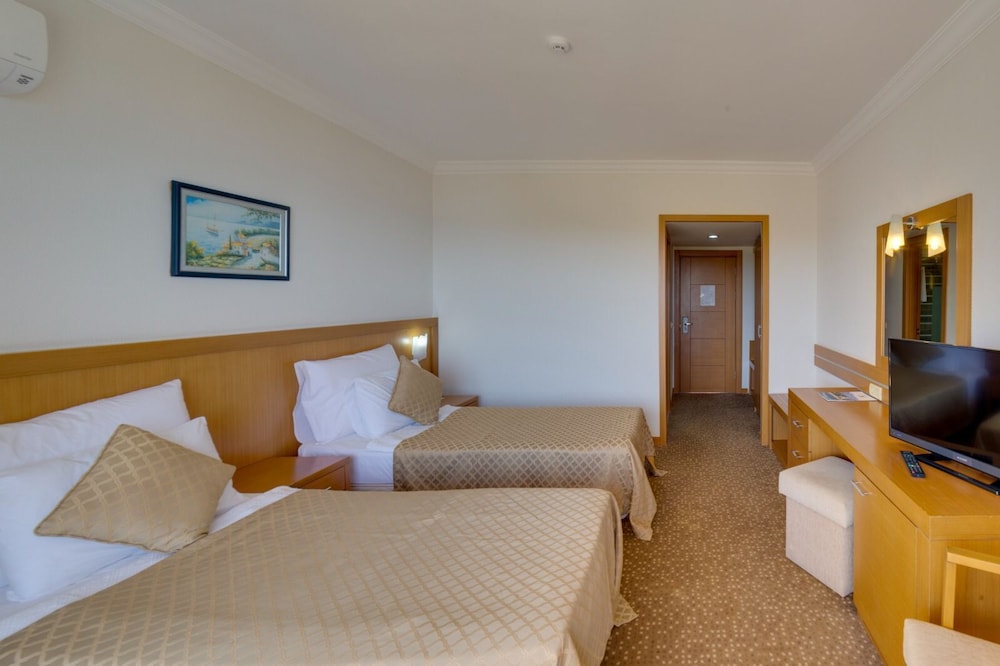 The Holiday Resort Hotel Rezervasyon