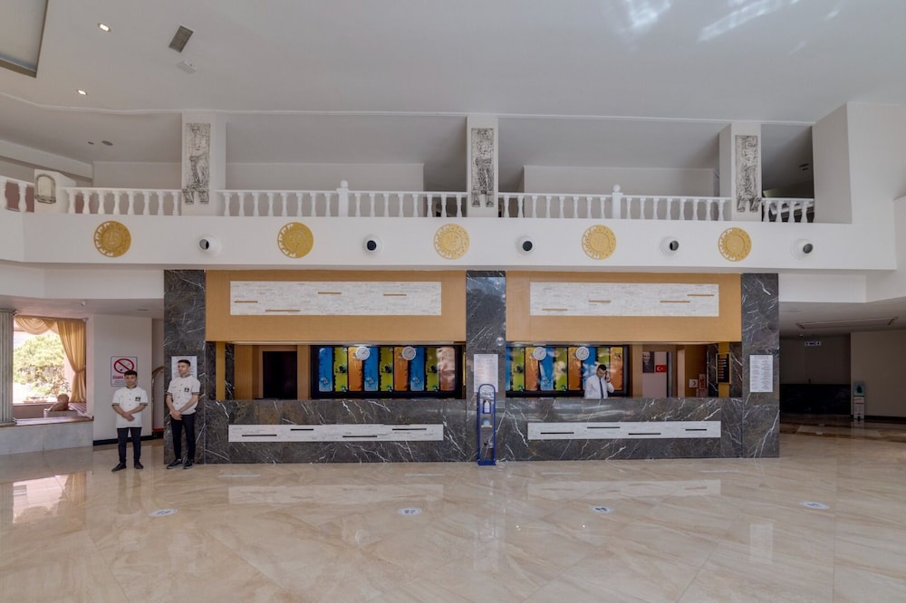 The Holiday Resort Hotel Rezervasyon