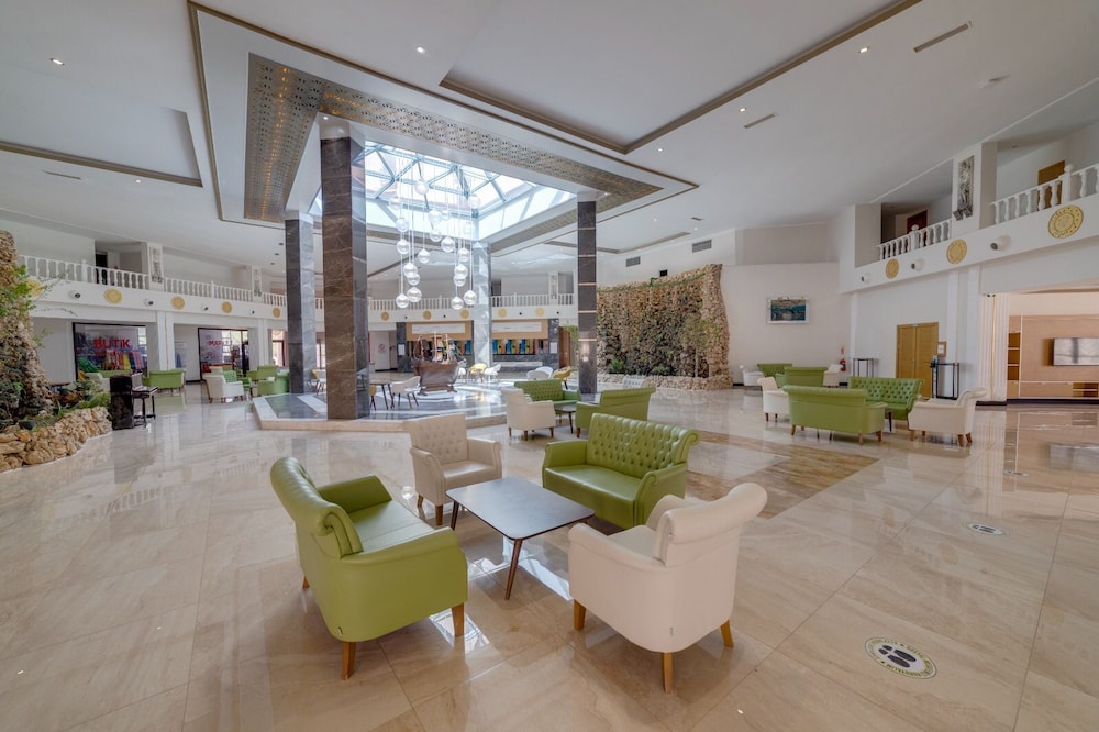 The Holiday Resort Hotel Rezervasyon