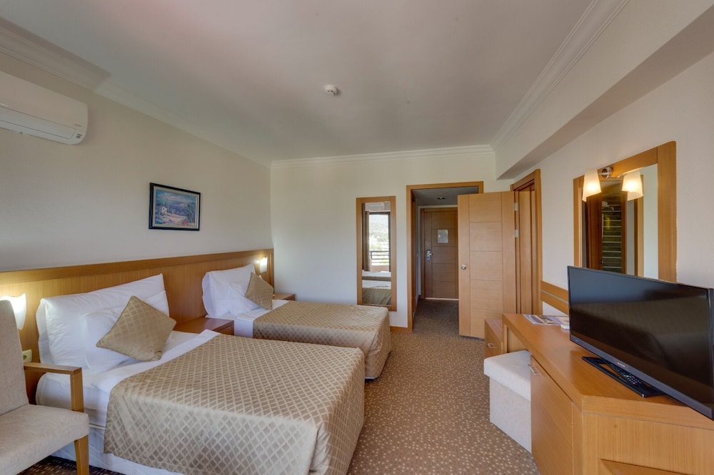 The Holiday Resort Hotel Rezervasyon