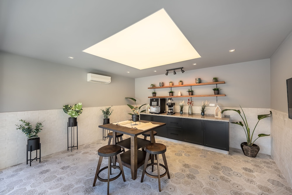 White City Beach Hotel Rezervasyon