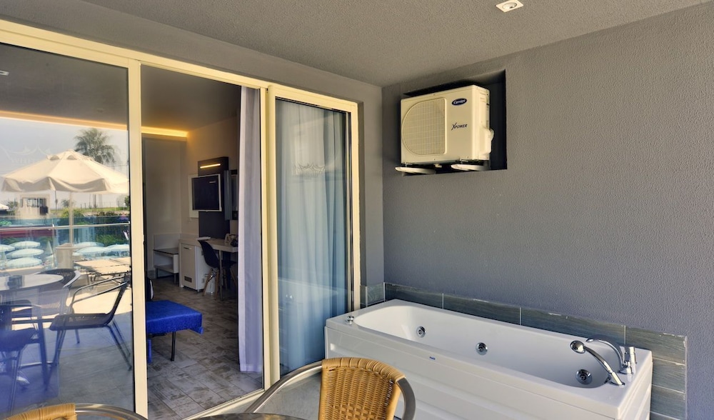 White City Beach Hotel Rezervasyon