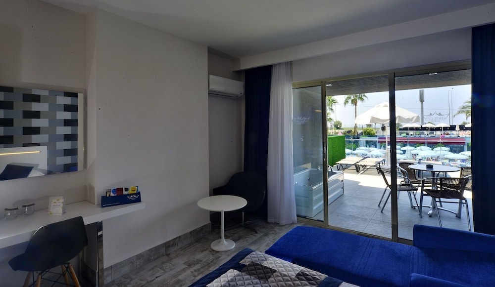 White City Beach Hotel Rezervasyon