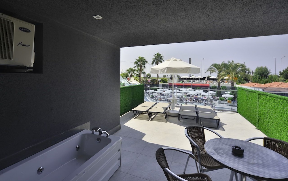 White City Beach Hotel Rezervasyon