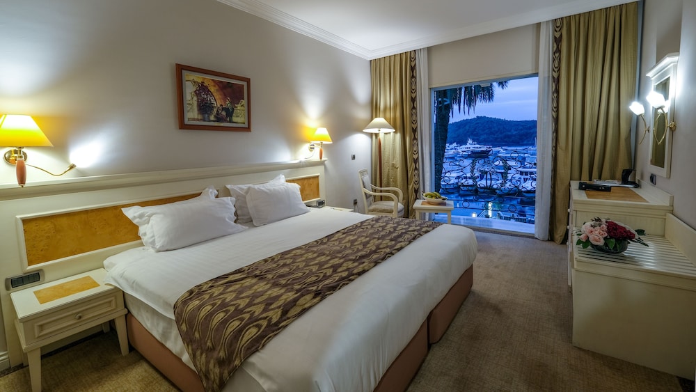 Ece Saray Marina & Resort Rezervasyon
