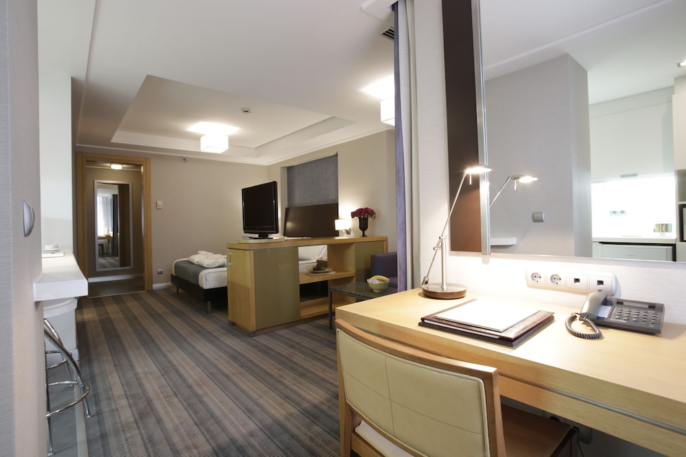 Housez Suites & Apartments Rezervasyon