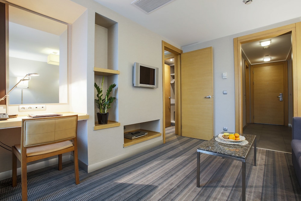 Housez Suites & Apartments Rezervasyon