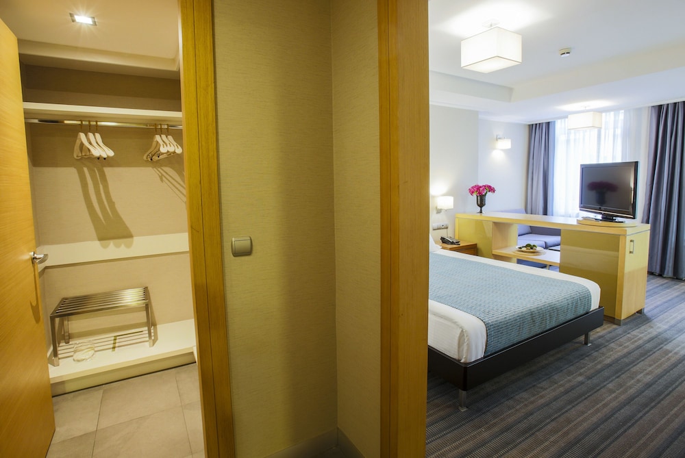 Housez Suites & Apartments Rezervasyon