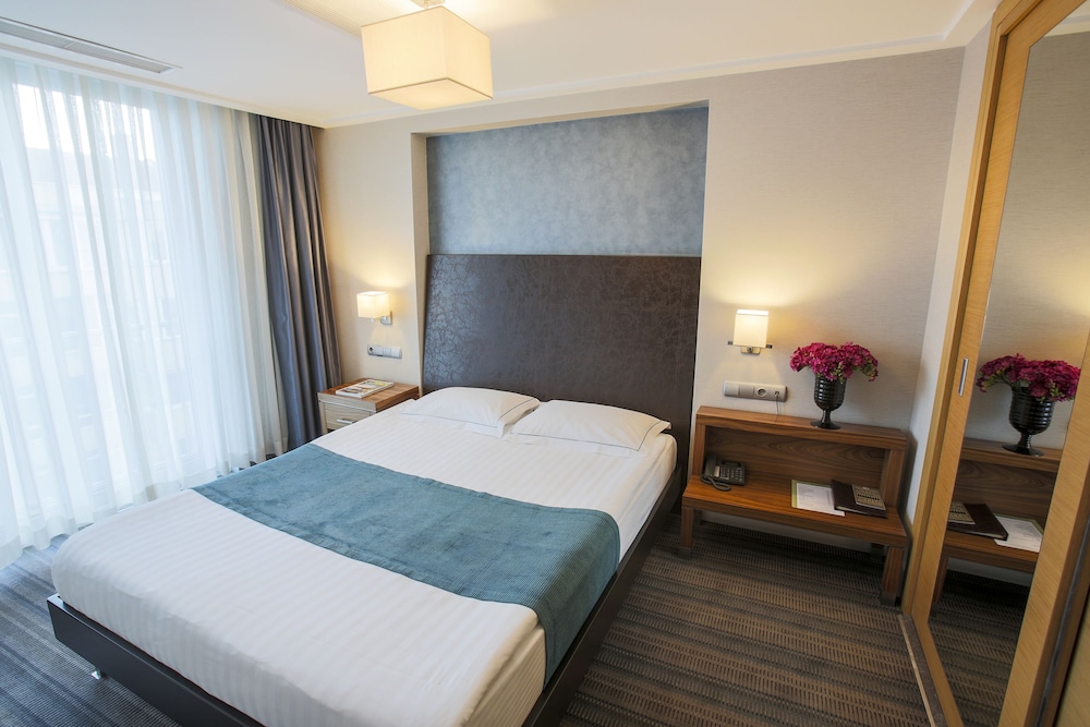 Housez Suites & Apartments Rezervasyon