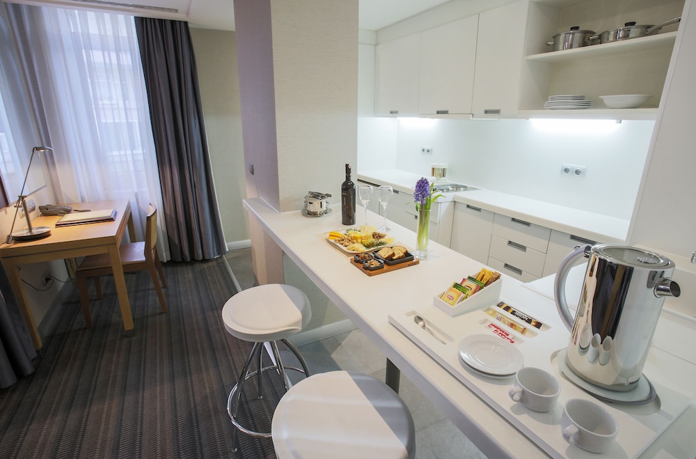 Housez Suites & Apartments Rezervasyon