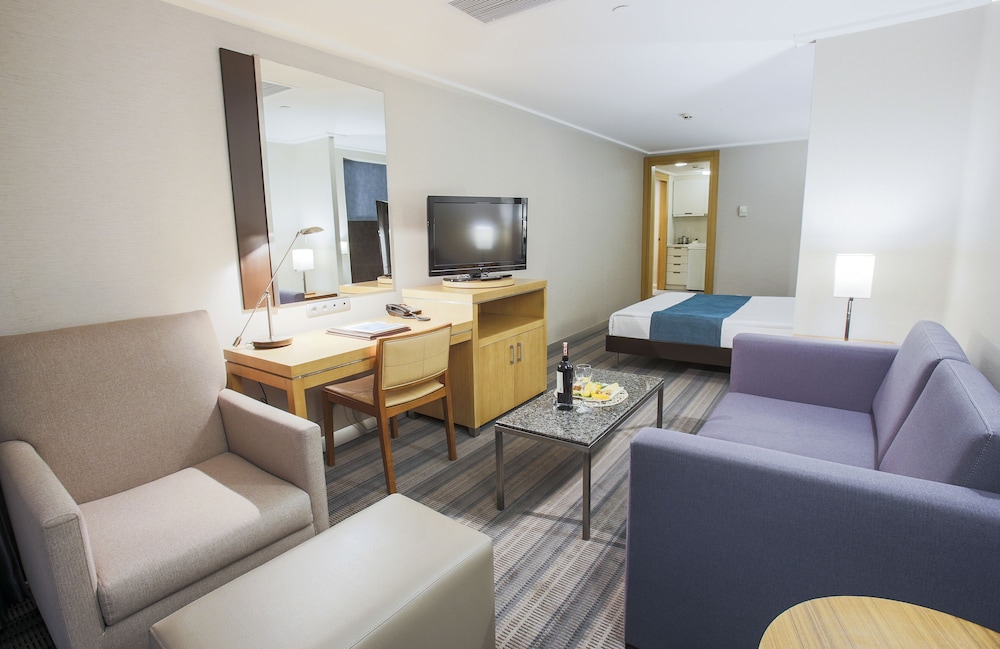 Housez Suites & Apartments Rezervasyon