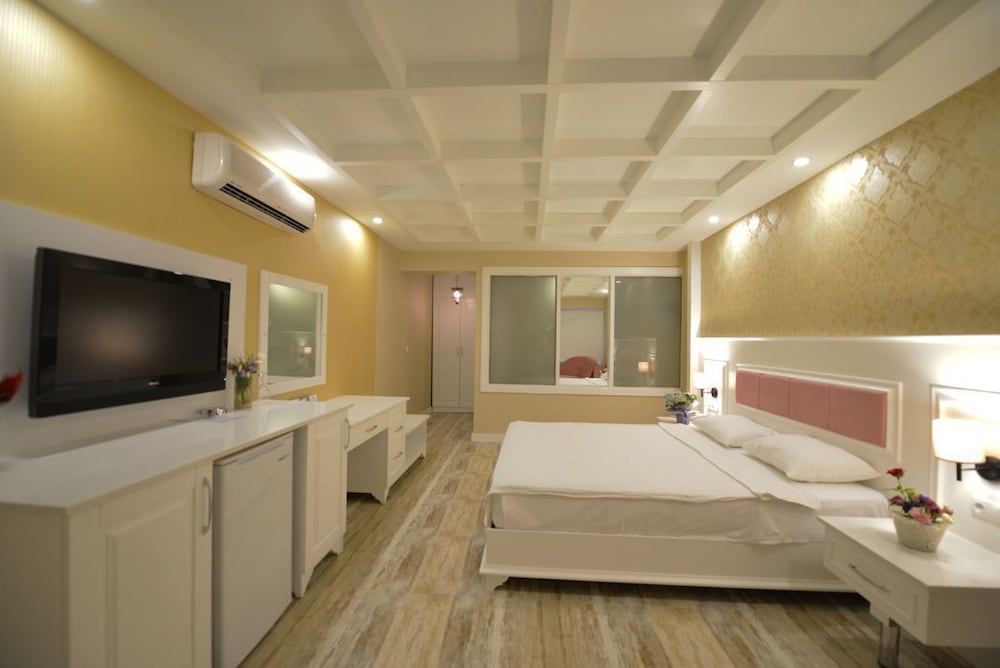 The Bay Beach Club Rezervasyon