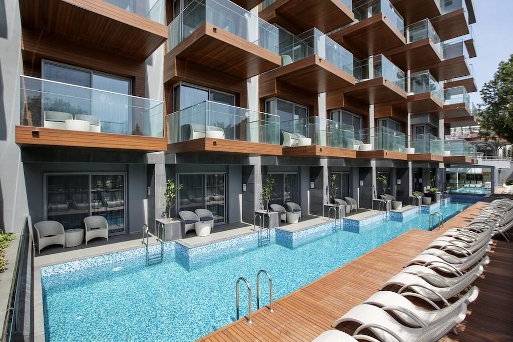 DoubleTree by Hilton Hotel Kusadasi Rezervasyon