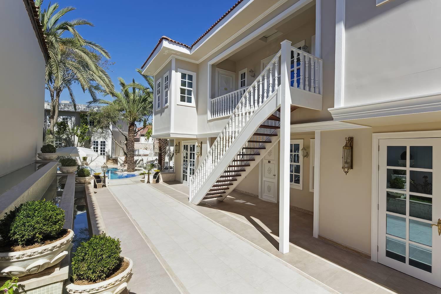 Elegance East Hotel Rezervasyon