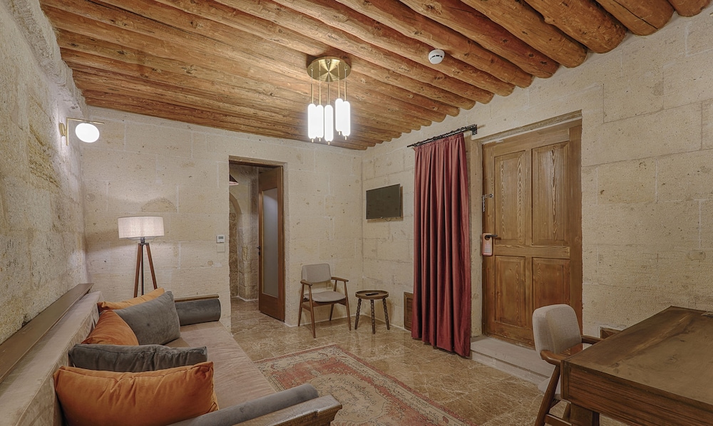 Solem Cave Suites Rezervasyon