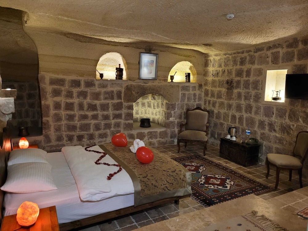 Kapalos Cave Suites Rezervasyon