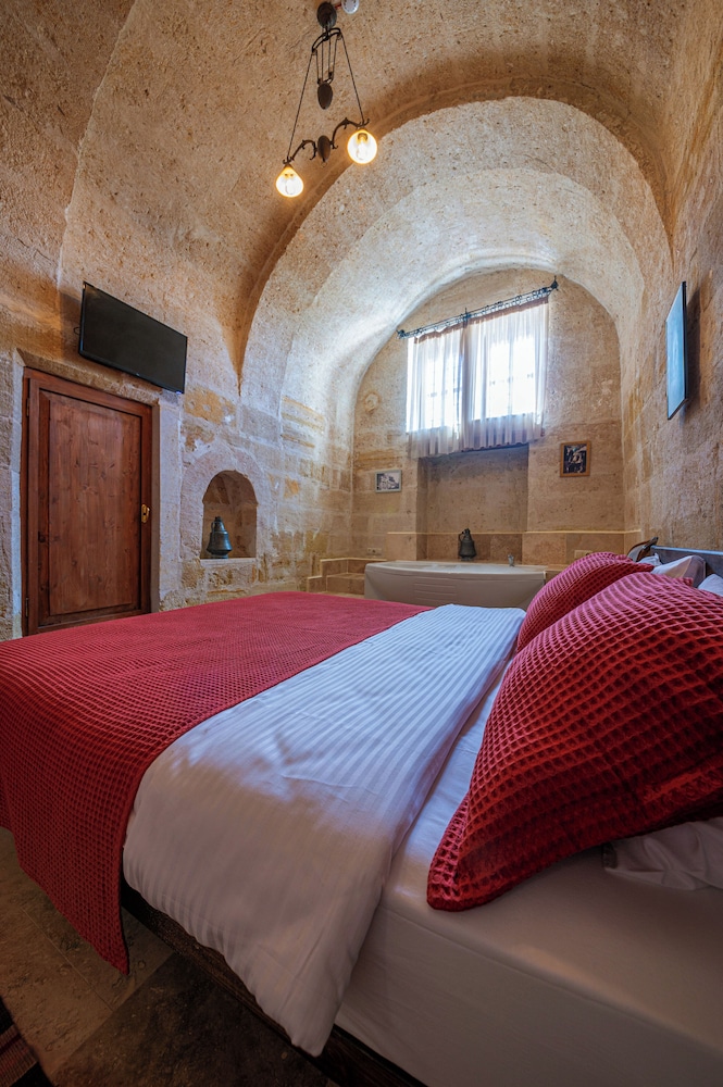 Kapalos Cave Suites Rezervasyon