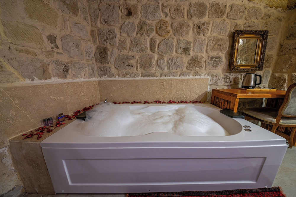 Kapalos Cave Suites Rezervasyon