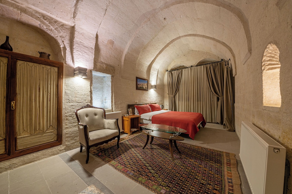 Kapalos Cave Suites Rezervasyon