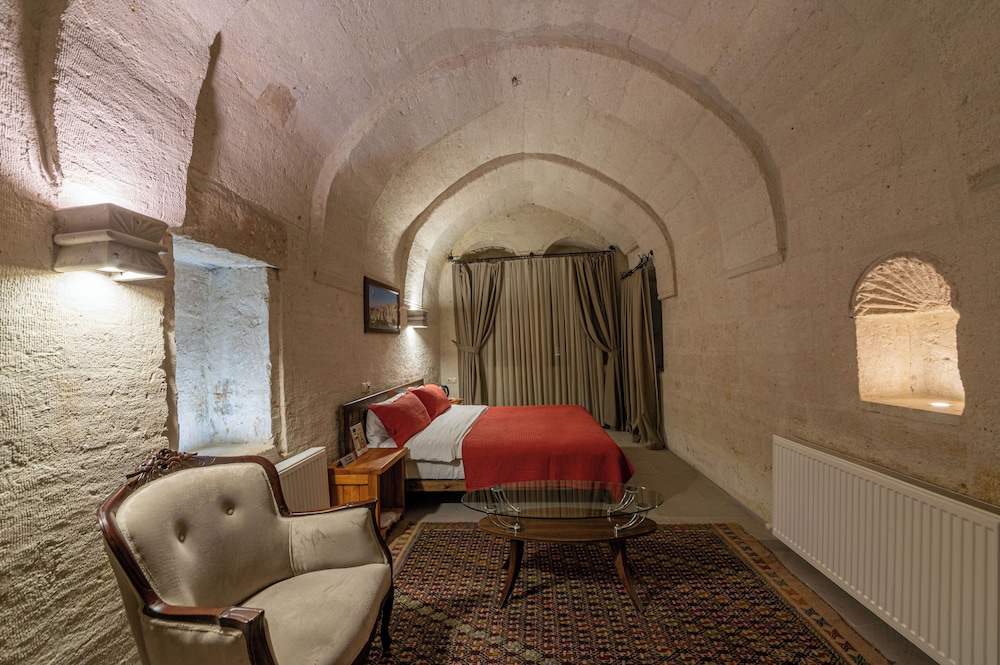 Kapalos Cave Suites Rezervasyon