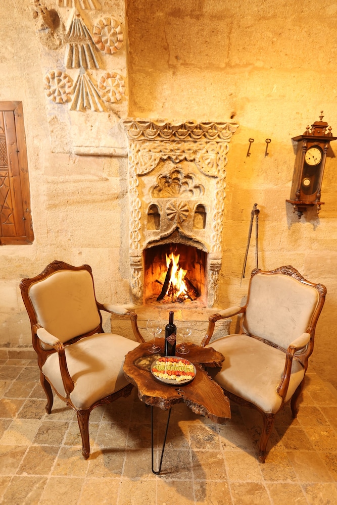 Kapalos Cave Suites Rezervasyon