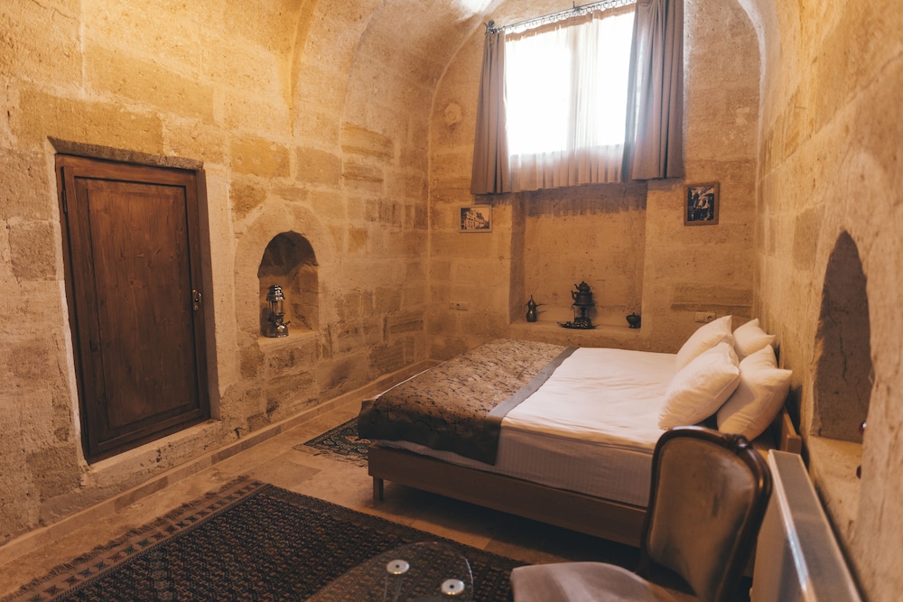 Kapalos Cave Suites Rezervasyon