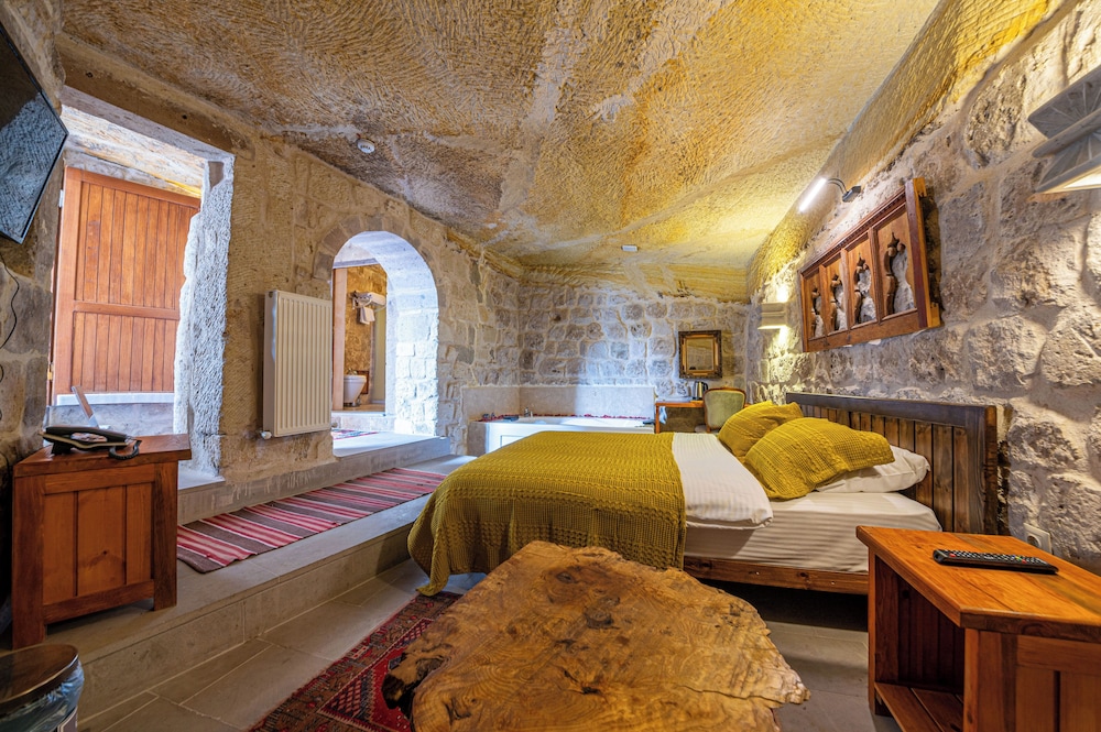 Kapalos Cave Suites Rezervasyon