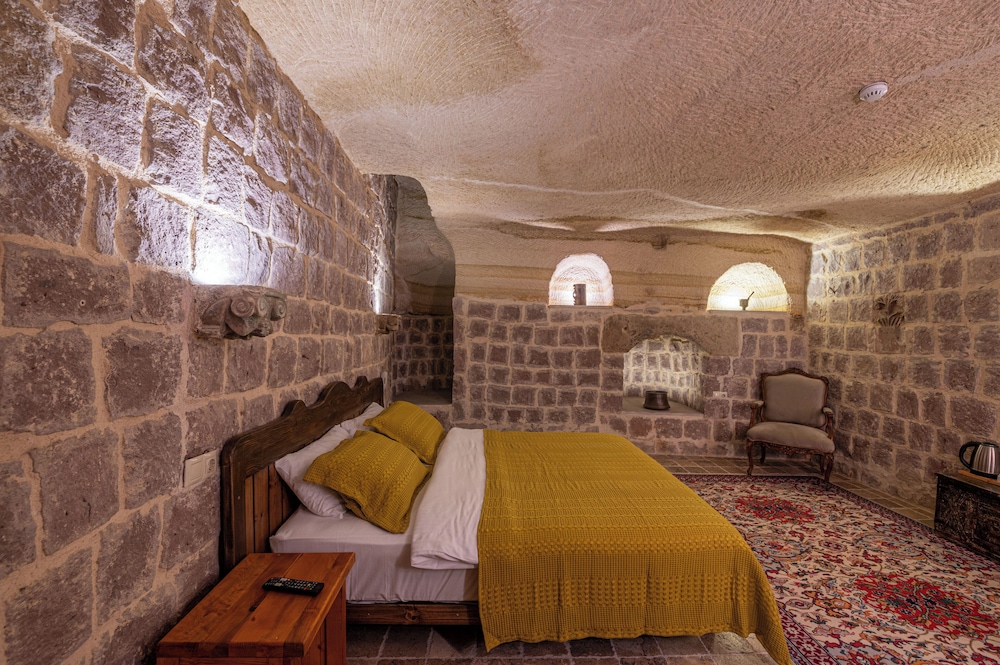 Kapalos Cave Suites Rezervasyon