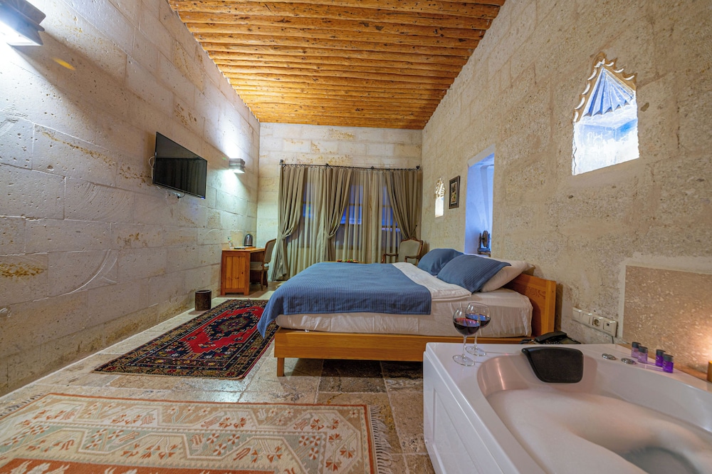 Kapalos Cave Suites Rezervasyon