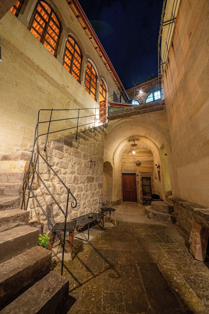 Kapalos Cave Suites Rezervasyon