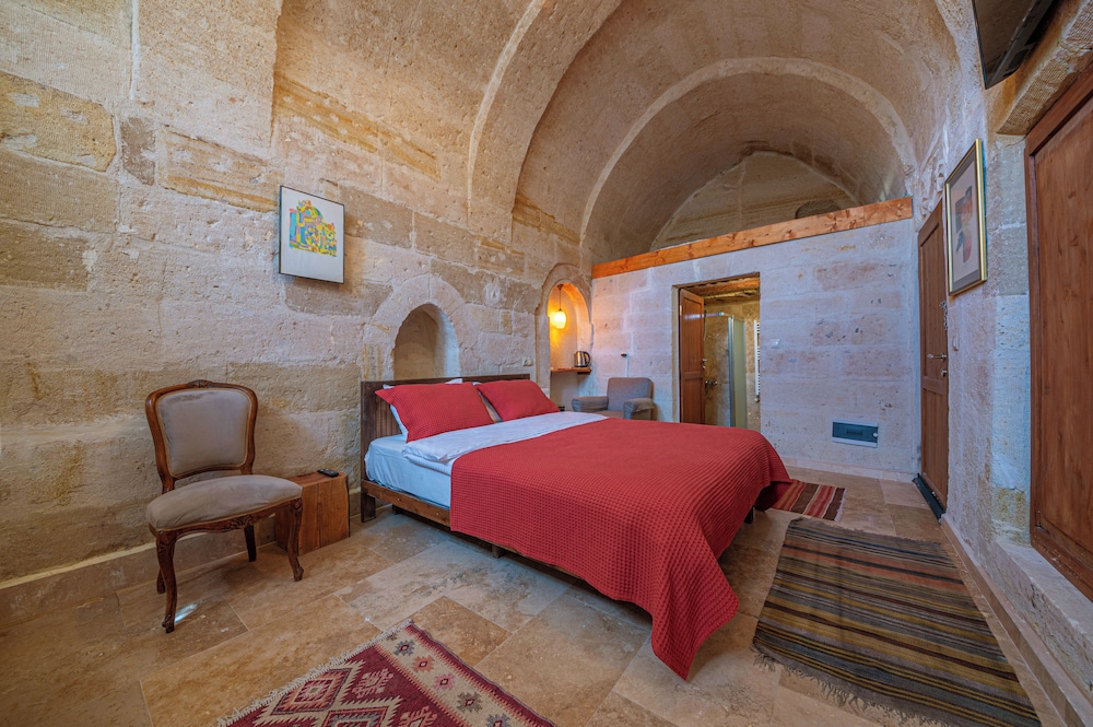 Kapalos Cave Suites Rezervasyon