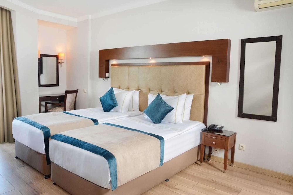 Korumar Hotel De Luxe Rezervasyon